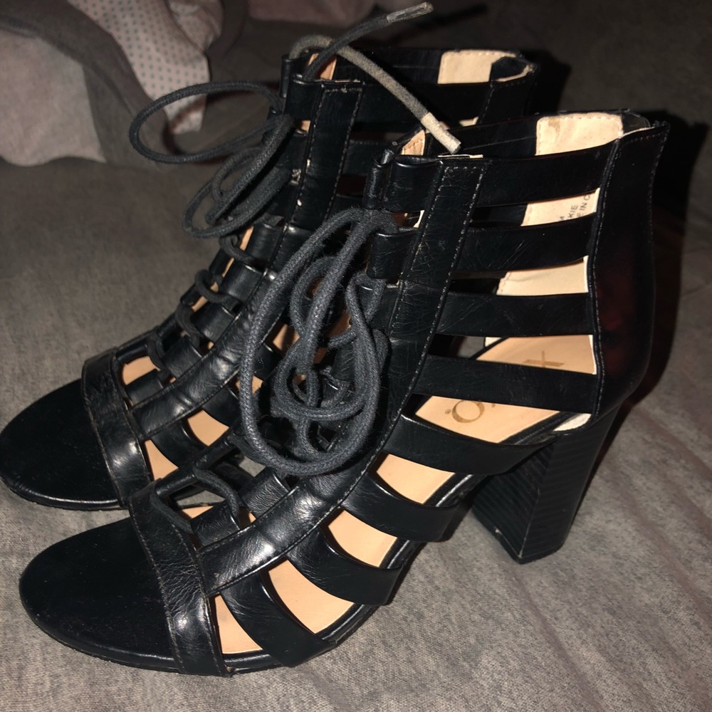 Black pumps